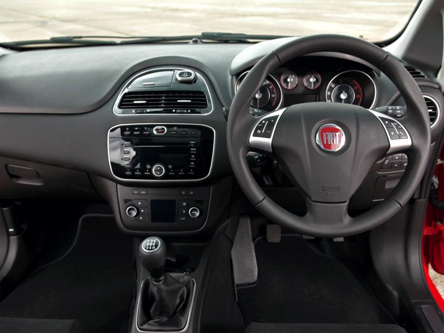  Fiat Punto 3-Door 2012 года  (UK) (фото 10 из 13)